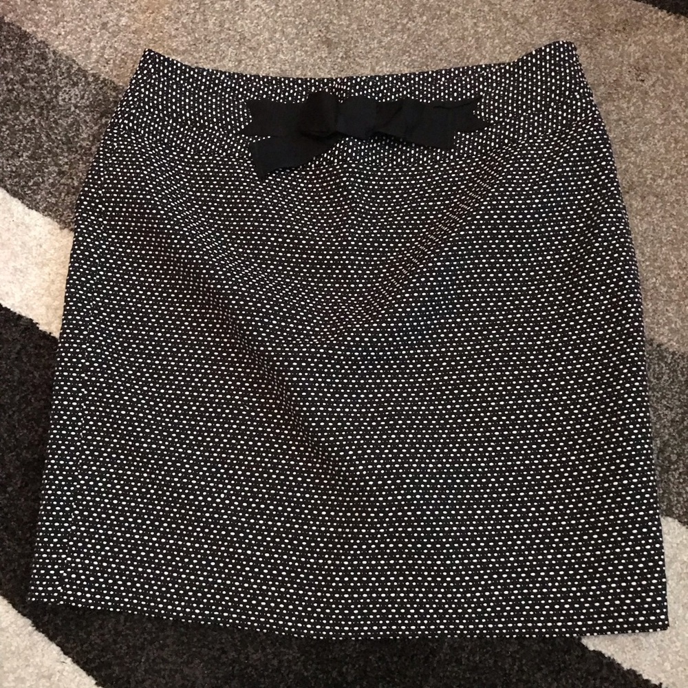 LOFT Size 12 Black and White Skirt with Front Bow